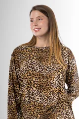 Remerón de seda fría con estampado animal print.