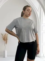 Remera celeste con efecto acid wash, corte holgado y mangas cortas.