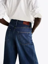 Pantalón de jean azul de pierna ancha y talle alto, con efecto desteñido y usado.