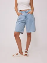 Bermuda de jean celeste con bolsillos delanteros y traseros.