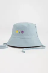 Gorro tipo bucket celeste con bordado de flores en el frente y tiras para atar debajo del mentón.