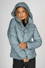 Campera puffer celeste con capucha y cierre frontal.