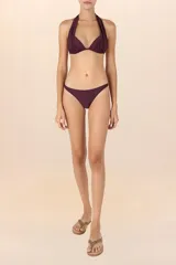 Calzón color violeta de corte a la cadera con costuras invisibles y nudos decorativos en los costados.