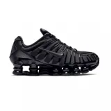 Zapatillas Nike Shox TL color negro, con sistema de amortiguación Shox visible en el talón y detalles de diseño futurista.
