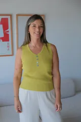 Musculosa de tejido de punto acanalado color verde lima, con escote en V y tapeta de cuatro botones grises.