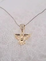 Cadena plateada con dije dorado en forma de paloma con incrustaciones de strass.