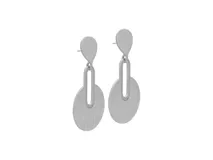 Par de aros colgantes de acero plateado con acabado cepillado. Cada aro consta de un poste superior en forma de gota, unido por un eslabón alargado a una pieza inferior circular con un recorte ovalado central.
