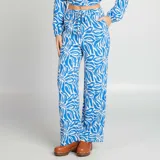 Pantalón de mujer con estampado abstracto en tonos azul y blanco.