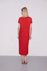Vestido midi rojo de corte recto con mangas cortas y detalle de nudo en la parte delantera.