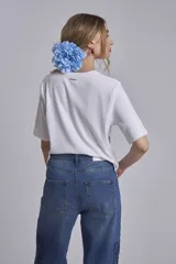 Remera blanca de algodón, corte recto y mangas cortas.