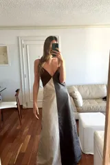 Vestido largo de cuero color marrón, beige y negro, con breteles finos y escote en la espalda. Confeccionado en cuero antílope y napa ovina.