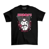 Remera negra de algodón con estampado de Kuromi, personaje de Sanrio, con detalles en rosa y texto en japonés.