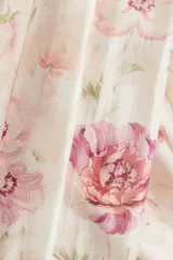 Pollera larga de tiro alto con elástico en la cintura, diseño con volumen, cintura fruncida y laterales levemente redondeados. Tiene viso corto de punto.
