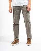 Pantalón cargo color beige, corte slim, con bolsillos laterales con botón, bolsillos frontales y traseros.