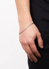 Pulsera de acero quirúrgico plateado con eslabones tipo cubana finos.