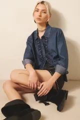 Camisa de calce recto y manga larga confeccionada en tencel con bordados.