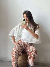 Sweater blanco de hilo calado con mangas anchas.