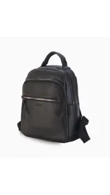 Mochila color caramelo de símil cuero, con dos bolsillos frontales con cierre y bolsillos laterales abiertos. Interior forrado con dos bolsillos con cierre y uno abierto. Tiene asa de mano y correas regulables.