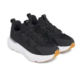 Zapatillas Under Armour negras con capellada de malla y detalles sintéticos, entresuela blanca con tecnología HOVR+ y suela de goma color caramelo.