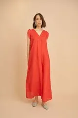 Vestido largo color fucsia, de lino, con escote en V y mangas cortas con volados.