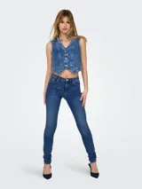 Chaleco crop de denim azul con cuello en V y cierre frontal con botones.