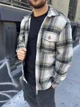 Chaqueta de paño en colores negro, beige y camel, con diseño de cuadros.