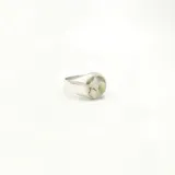 Anillo de plata 925 con aplique de oro 18k con diseño de mapamundi.