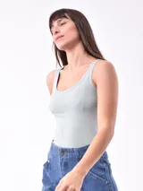 Musculosa de algodón color azul marino con breteles finos y escote redondo.