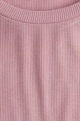 Remera rosa de punto acanalado fino con cuello redondo y mangas cortas con ribete de encaje.