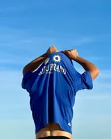 Remera azul de corte oversized confeccionada en jersey 100% algodón.