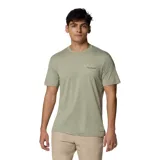 Remera verde claro jaspeada de manga corta para hombre, marca Columbia, modelo Kwick Hike Back Graphic. Confeccionada con tejido transpirable y protección solar UPF 50. Logo de la marca en el pecho.
