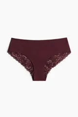 Pack de cinco bombachas hipster de punto con cintura estándar, refuerzo interior, cobertura media y detalles de encaje. Incluye bombachas en color beige, blanco, negro, rosa y borgoña.