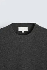 Jersey de hombre regular fit, color negro, tejido en hilatura de lana cashmere. Cuello redondo y manga larga con terminaciones en rib.