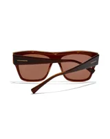 Lentes de sol unisex marca Hawkers, modelo Paula x Hawkers - Doumu Brown. Montura rectangular color marrón con detalles dorados y lentes marrones.