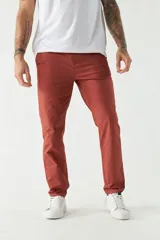 Pantalón chino clásico color ladrillo, de corte slim, con presillas para cinturón.
