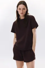 Remera marrón de algodón, corte amplio con hombros caídos y cuello redondo.