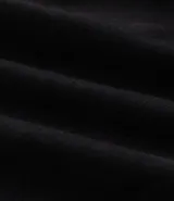 Bermuda masculina de sarga color rosado, con corte recto y bolsillos laterales.