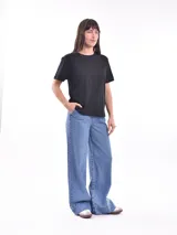Remera gris de corte recto y mangas cortas.