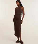 Vestido ajustado color verde oliva, largo new midi, con escote asimétrico de un solo hombro y fruncido lateral con tajo.