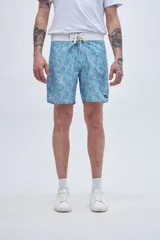 Shorts de baño celestes con estampado de cachemir en blanco y cintura blanca con cordón ajustable.