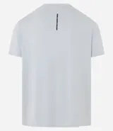 Remera deportiva de hombre color beige, manga corta, cuello redondo y corte ajustado. Presenta costuras raglán y una pequeña etiqueta en el dobladillo de la manga.