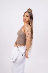 Musculosa marrón de breteles finos y corte ajustado.