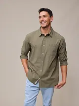 Camisa manga larga color verde militar, confeccionada en algodón con efecto peach, cuello clásico y bolsillo en el pecho.