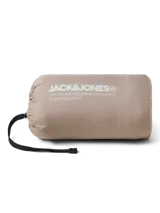 Chaleco puffer gris con cuello alto y cierre frontal con cremallera. Tiene bolsillos laterales y diseño acolchado horizontal.