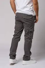 Pantalón cargo color marrón claro de gabardina, corte recto y tiro medio, con bolsillos laterales con solapa y bolsillos traseros.