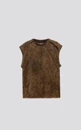 Remera manga corta color óxido con recortes en delantero y mangas, confeccionada en algodón premium con efecto gastado y calce oversize.