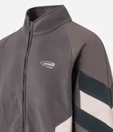 Saco masculino confeccionado en fleece color gris con recortes en marrón y negro, cuello alto, cierre en cremallera, cintura y puños ajustados con elástico. La prenda posee estampa localizada en el pecho con la palabra "LEAGUE".