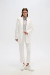 Blazer blanco de viscosa con cuello smoking y bolsillos frontales.