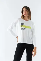 Remera negra de manga larga con estampa frontal con la frase 'Get It Done' sobre una línea horizontal roja y el logo de la marca Mistral.