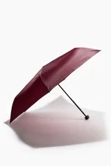 Paraguas plegable color borgoña con funda.